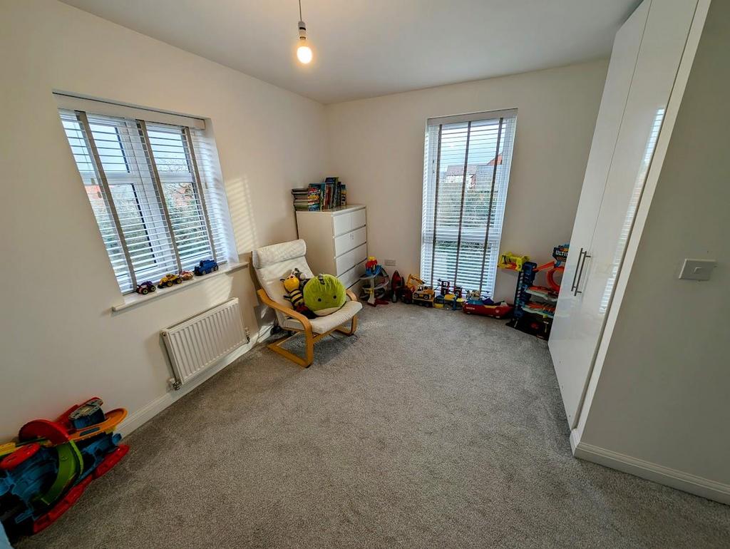 28 Fletcher Road bed 3.jpg