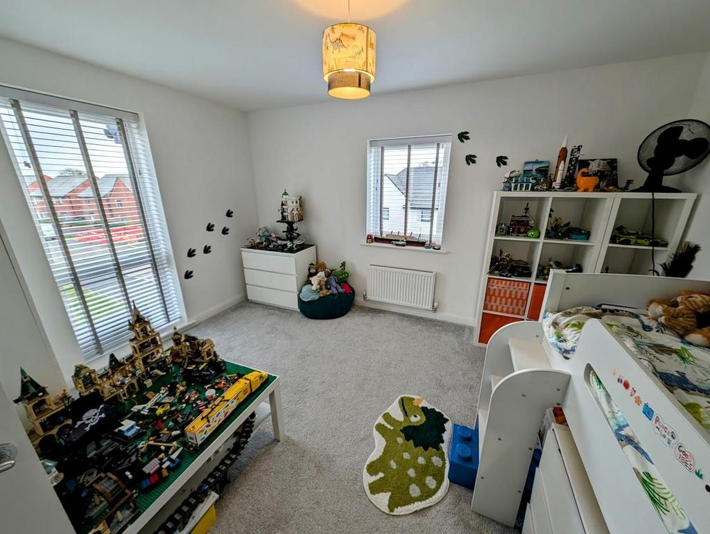 28 Fletcher road bed 2.jpg