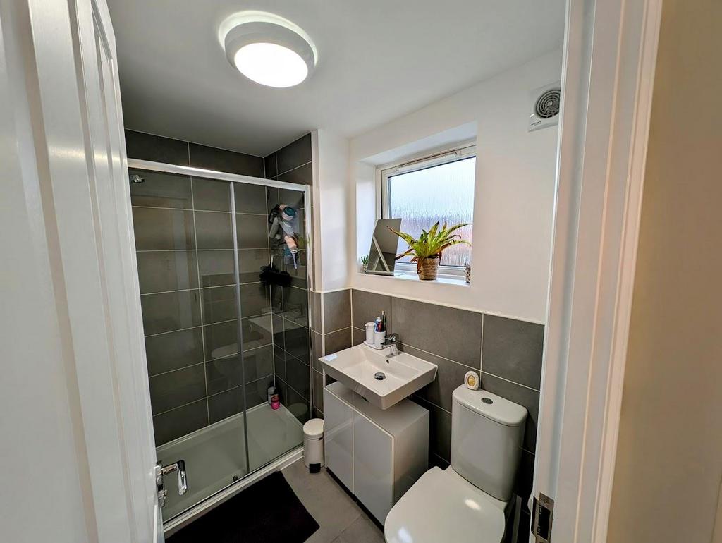 28 Fletcher Road en suite.jpg