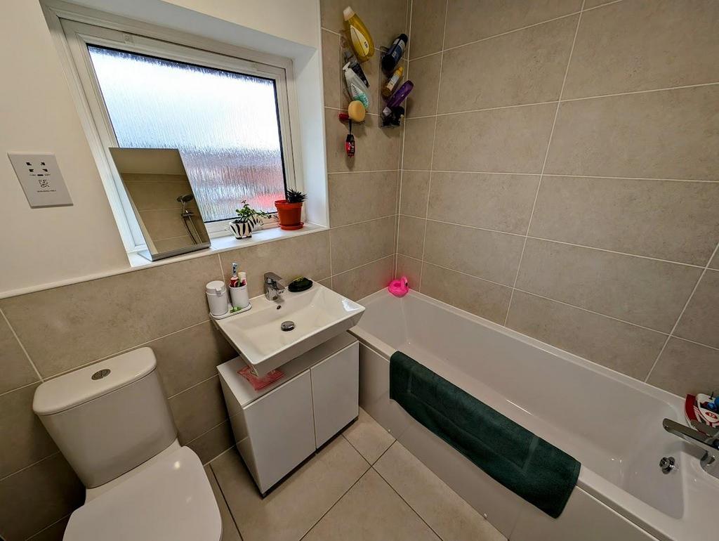 28 Fletcher Road bathroom.jpg