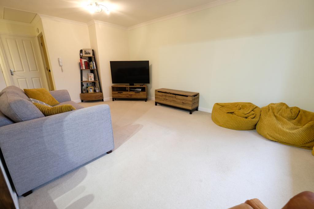 Sitting/dining room