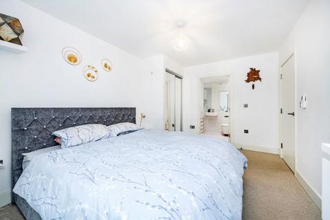 2 bedroom flat for sale, Lakeside Drive, London NW10