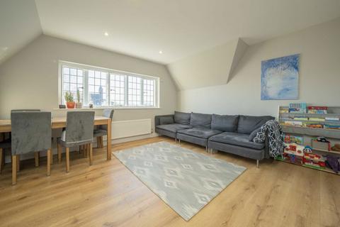 3 bedroom flat for sale, Queens Drive, London W3