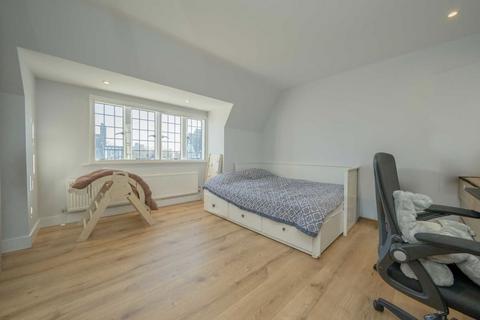 3 bedroom flat for sale, Queens Drive, London W3