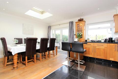 4 bedroom semi-detached house to rent, Winkworth Road, Banstead