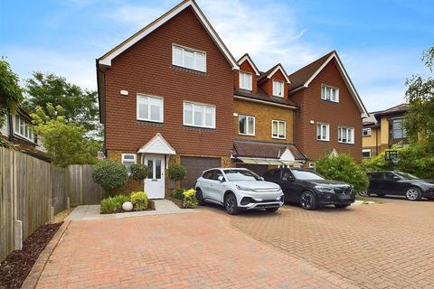 4 bedroom end of terrace house to rent, Hersham Road, Hersham, Walton-On-Thames