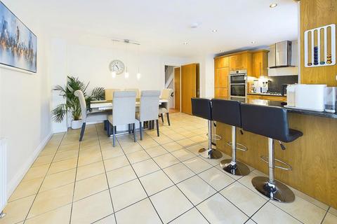 4 bedroom end of terrace house to rent, Hersham Road, Hersham, Walton-On-Thames