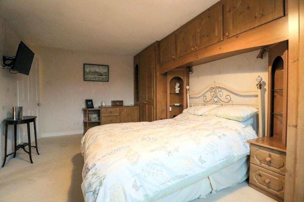 Bedroom 1 (2).jpg