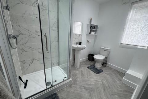 3 bedroom end of terrace house to rent, Kelvin Street, Newcastle-under-Lyme, ST5