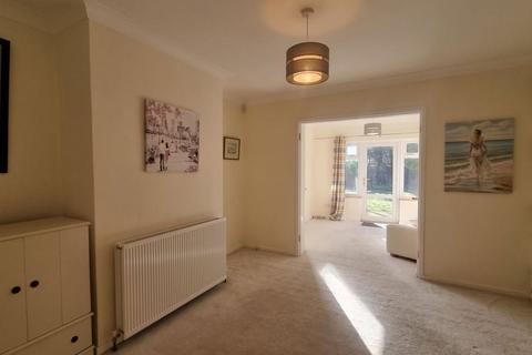 3 bedroom detached house to rent, Glenfield Road, Leicester