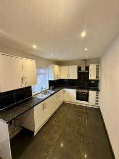 3 bedroom semi-detached house to rent, Leeds LS11