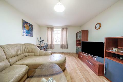 2 bedroom flat for sale, Cromwell Close, Acton