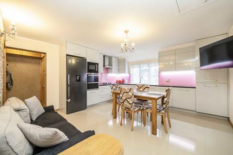 2 bedroom flat for sale, Goldsmith Avenue, London NW9