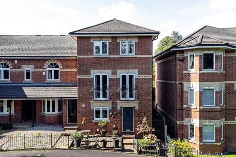 4 bedroom townhouse for sale, Hedingham Close, Macclesfield SK10