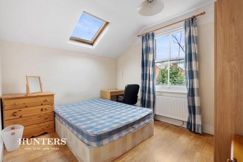 4 bedroom flat to rent, Walm Lane, London, NW2