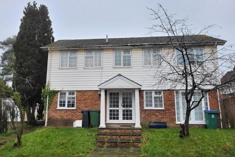 2 bedroom house to rent, Heath Road, Bushey, WD19