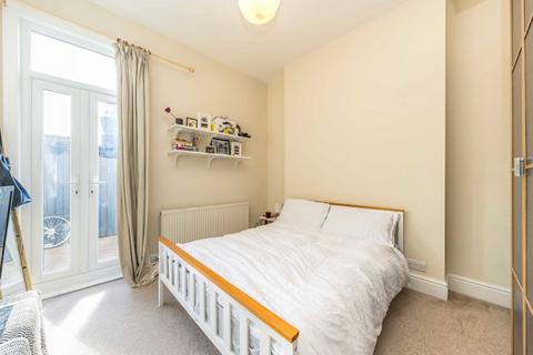 3 bedroom flat to rent, Elleray Road, Teddington TW11