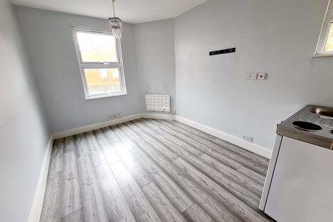 Studio to rent, West Green Road, London