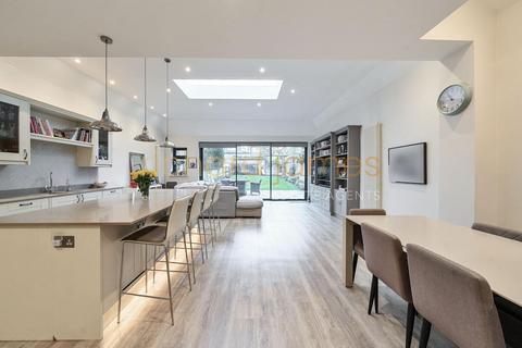 3 Holmwood Grove, London, NW7 3DS