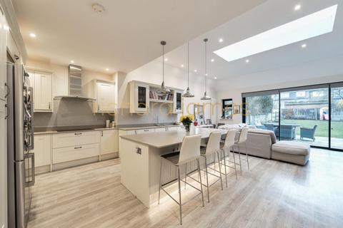 3 Holmwood Grove, London, NW7 3DS