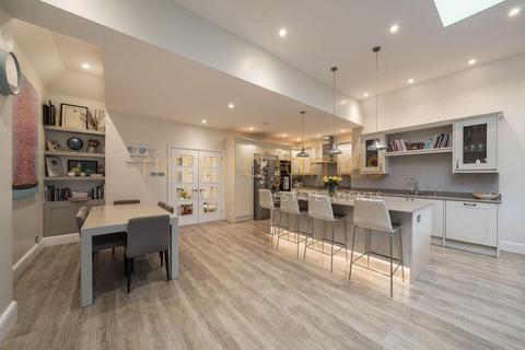 3 Holmwood Grove, London, NW7 3DS