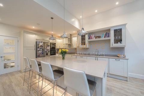 3 Holmwood Grove, London, NW7 3DS