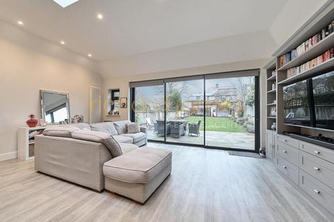 3 Holmwood Grove, London, NW7 3DS