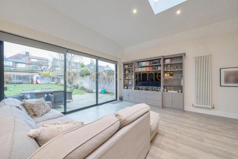3 Holmwood Grove, London, NW7 3DS