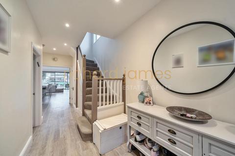 3 Holmwood Grove, London, NW7 3DS