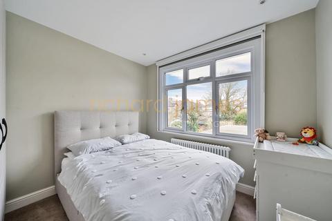 3 Holmwood Grove, London, NW7 3DS