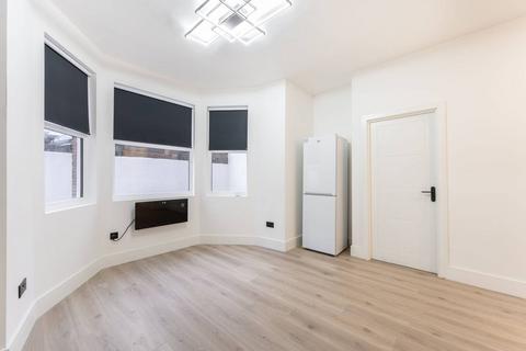 4 bedroom flat to rent, Willesden Lane, Brondesbury Park, London, NW6