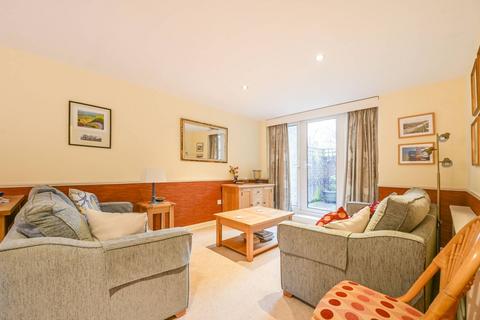 Burr Close, St Katharine Docks, London, E1W