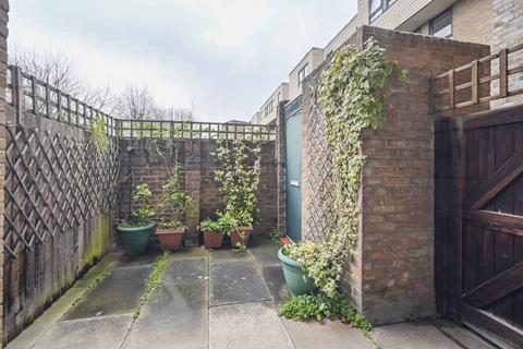 2 bedroom flat for sale, Burr Close, St Katharine Docks, London, E1W