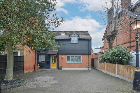 3 bedroom cottage for sale, Highland Avenue, Brentwood