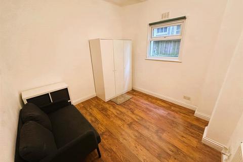 2 bedroom flat to rent, Drewstead Road, London SW16