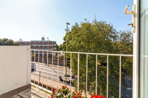 2 bedroom flat for sale, Wykeham Road, Worthing, BN11 4JA