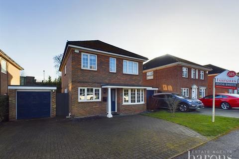 4 bedroom detached house for sale, Wykeham Drive, Basingstoke RG23