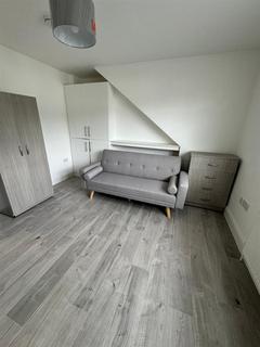 Studio to rent, Elm Grove, Cricklewood