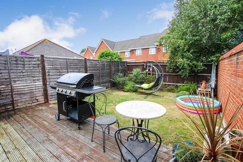 3 bedroom semi-detached house to rent, Sartoris Close, Warsash