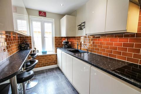 3 bedroom semi-detached house to rent, Sartoris Close, Warsash