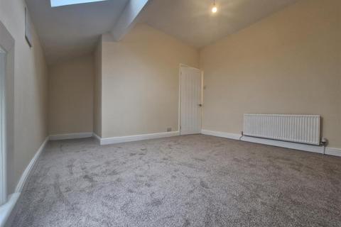 4 bedroom terraced house to rent, Daw Green Avenue, Crigglestone