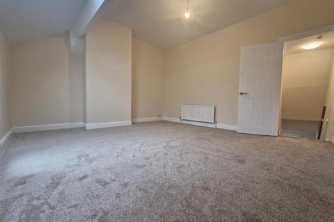 4 bedroom terraced house to rent, Daw Green Avenue, Crigglestone