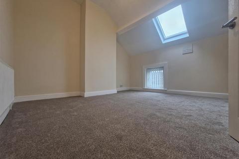 4 bedroom terraced house to rent, Daw Green Avenue, Crigglestone