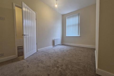 4 bedroom terraced house to rent, Daw Green Avenue, Crigglestone