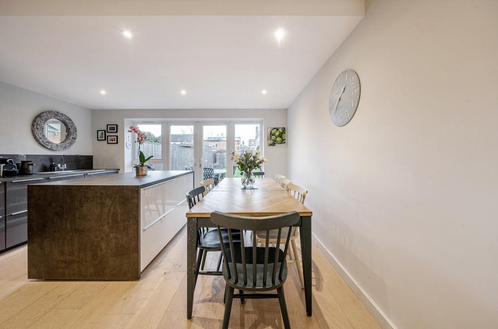 Island &amp; Dining Area