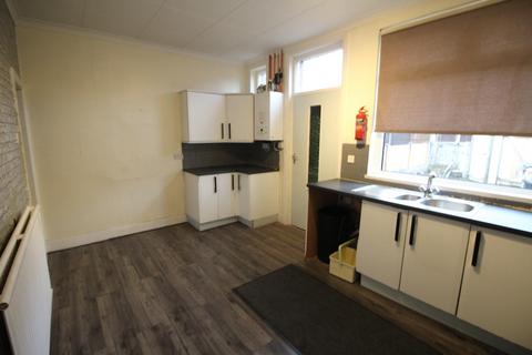 2 bedroom terraced house to rent, Burnley Lane, Oldham, OL1