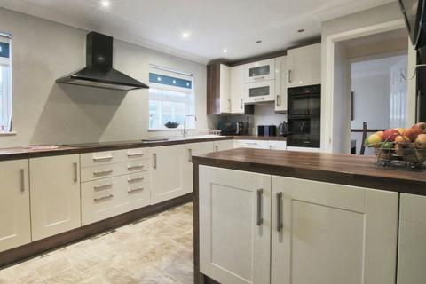 4 bedroom detached house for sale, Deal Close, Hull, HU8 9XN