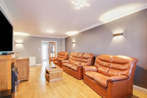 4 bedroom end of terrace house for sale, Queens Drive, Waltham Cross