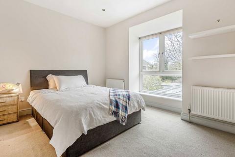 3 bedroom flat to rent, Heathfield Road, London SW18