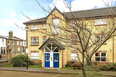 Monmouth Close, London W4